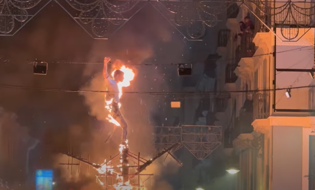 Fallas Valencia: When Spain Goes Absolutely Mental 2 Fallas de Valencia figures burning