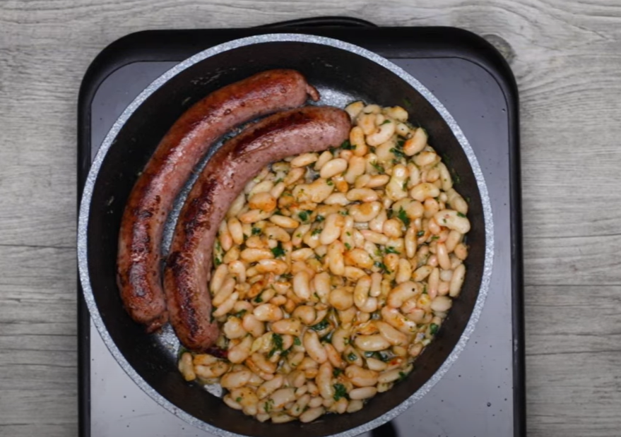 La botifarra amb mongetes = sausage with beans