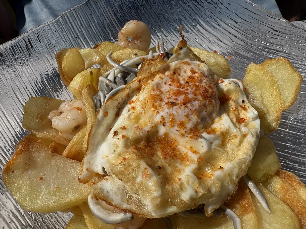 The Garden (Gastrobar) Dolores Lunch WOW! 6 Huevos rotos con gulas y gambas al ajillo