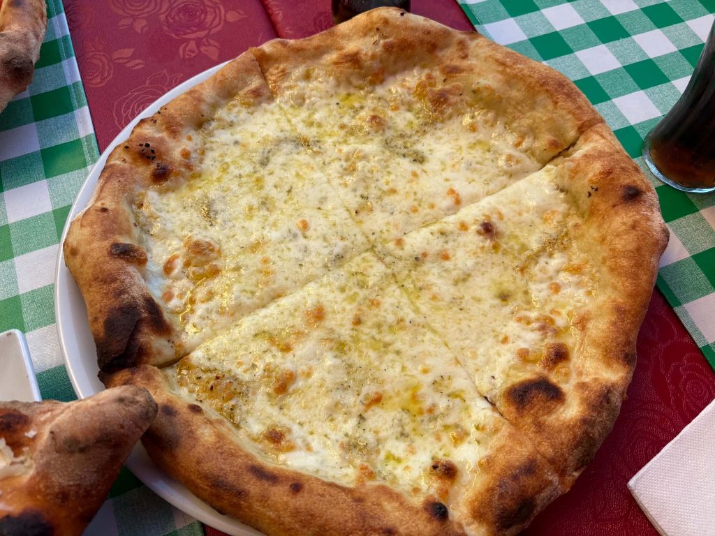 garlic bread with cheese at La Famiglia in Catral